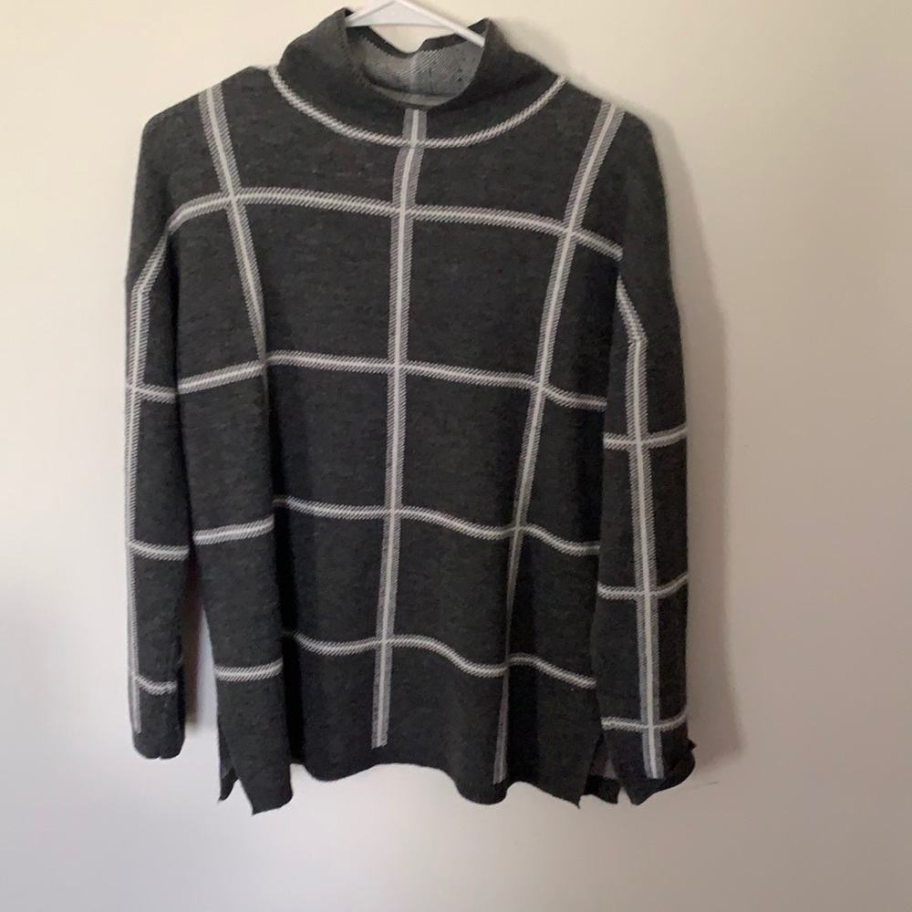 grey and white turtleneck!